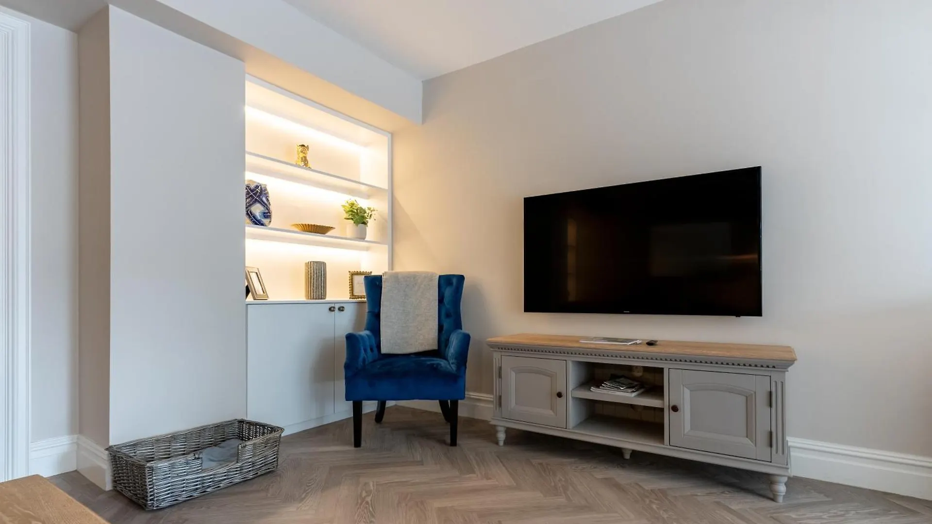 Brand New Riverside Apartment Christchurch  United Kingdom