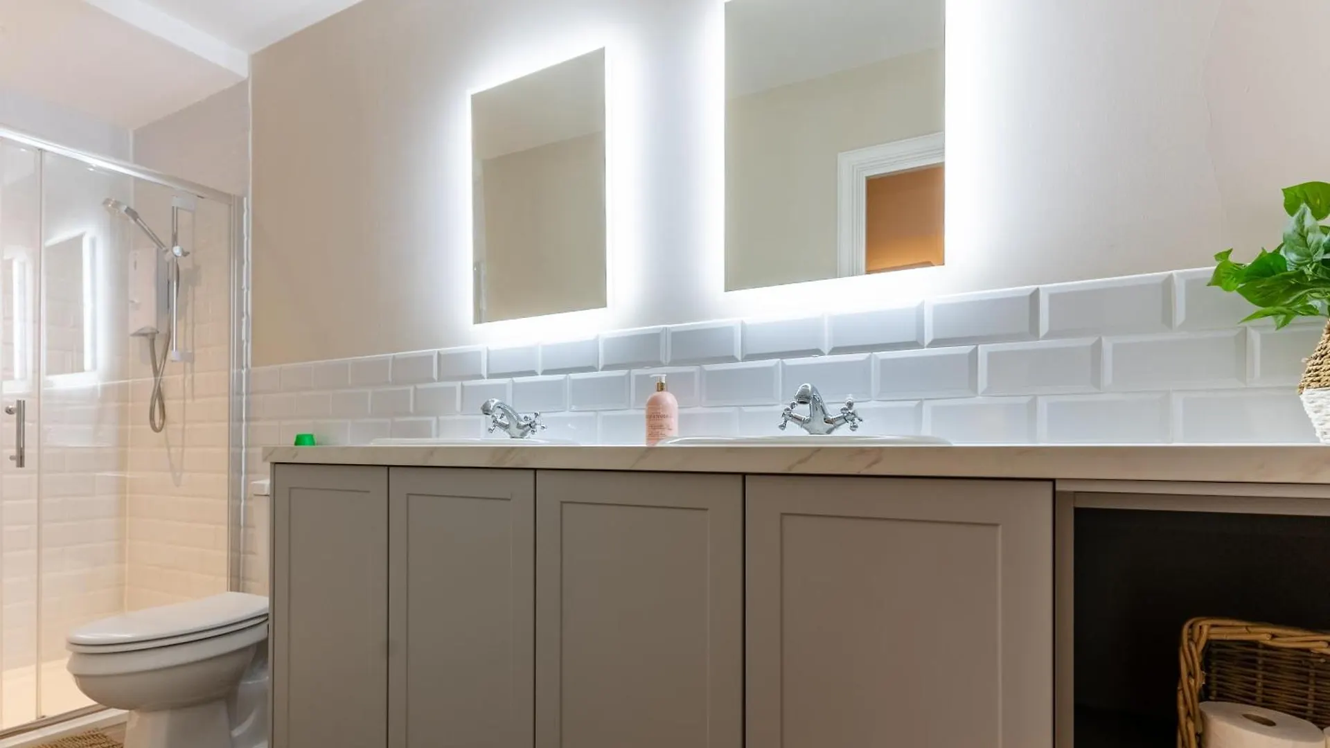Brand New Riverside Apartment Christchurch  0*, Christchurch (Dorset)